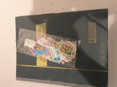 une boîte de timbres posée sur une table sur laquelle figure une image