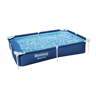 une piscine rectangulaire dotée d'une structure métallique et d'une eau limpide