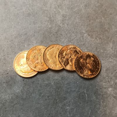 un gros plan sur un tas de pièces d'or posées sur une table