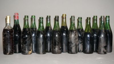 des bouteilles de vin sont alignées sur une table