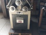 une machine posée sur une palette dans un garage