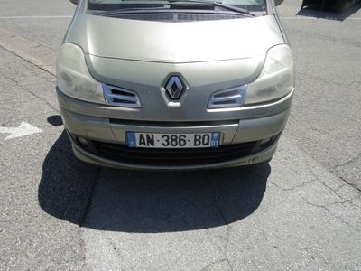 une photo d'une voiture garée sur un parking