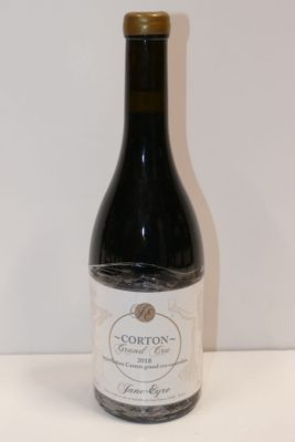 une bouteille de vin posée sur une table