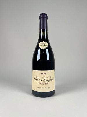 une bouteille de vin posée sur une table