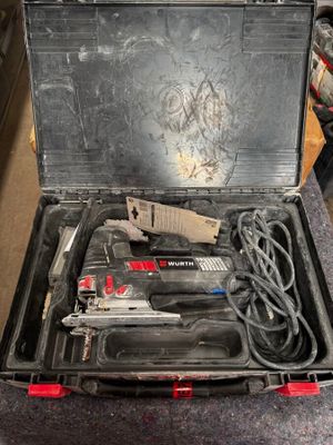 une mallette à outils contenant des outils, posée sur un comptoir