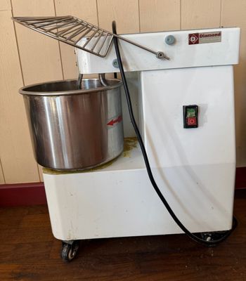 une machine posée sur un chariot dans la pièce