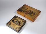 une paire de boîtes anciennes en bois sur fond blanc