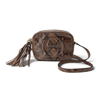 un sac à bandoulière en peau de serpent marron orné d'un pompon