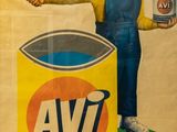 tableau représentant un petit garçon tenant un pinceau devant un pot de peinture Avt