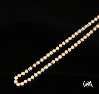 un collier de perles et de diamants, par entreprise