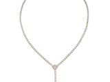 un collier de perles blanches et de diamants