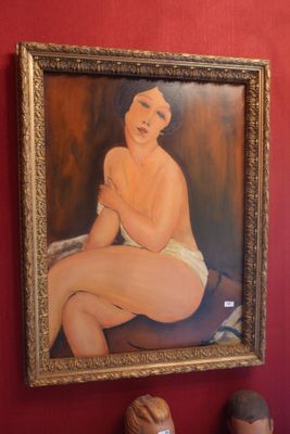 un tableau représentant une femme en maillot de bain accroché à un mur rouge
