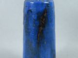 un vase bleu posé sur une table