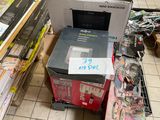 une boîte sur laquelle est posé un ordinateur, dans un magasin