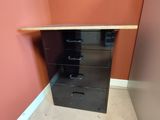 une photo d'un bureau d'angle situé dans un coin d'une pièce