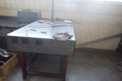 un établi dans un garage avec des outils dessus