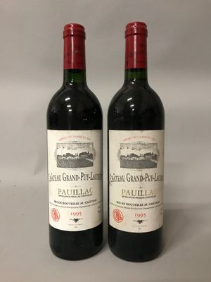 deux bouteilles de vin rouge posées l'une à côté de l'autre sur une table