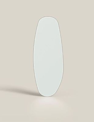 un miroir ovale blanc accroché au mur de la pièce