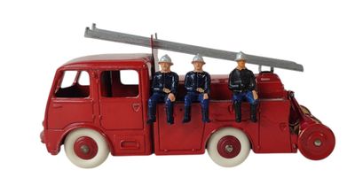 trois figurines de pompiers assis à l'arrière d'un camion de pompiers