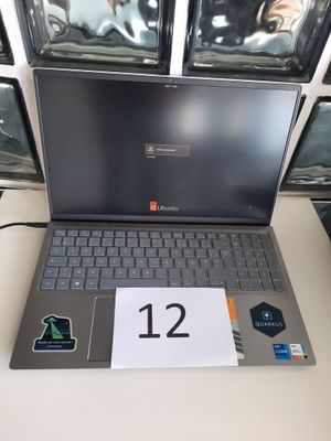 un ordinateur portable posé sur une table sur laquelle figure un numéro