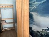 une pièce avec un lit et une échelle à l'intérieur