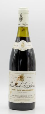 une bouteille de vin posée sur une table