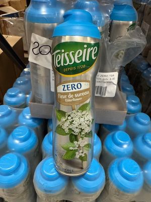 de nombreuses bouteilles d'eau posées sur une étagère dans un magasin