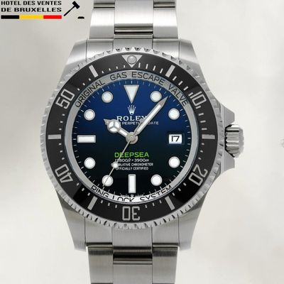 une montre au cadran bleu, montée sur un bracelet en acier inoxydable