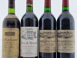 trois bouteilles de vin rouge sont alignées sur une table