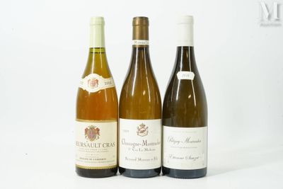trois bouteilles de vin posées l'une à côté de l'autre sur une table