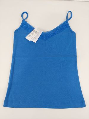 Le débardeur bleu des enfants est suspendu à un cintre