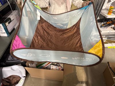 une femme qui tient un bébé dans un berceau