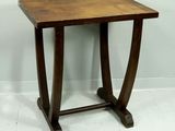une image d'une petite table avec un plateau en bois
