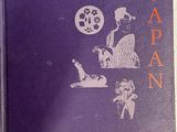 un livre violet sur lequel figure l'image d'un chien et d'un chat