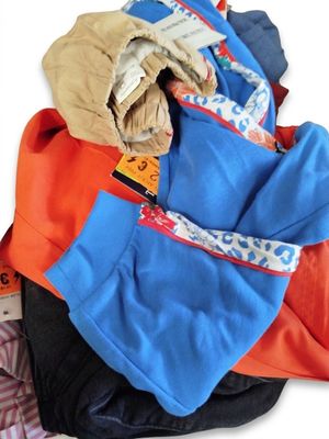un tas de vêtements empilés les uns sur les autres