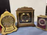 trois horloges posées les unes à côté des autres sur une table