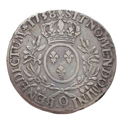 gros plan d'une pièce de monnaie surmontée d'une couronne