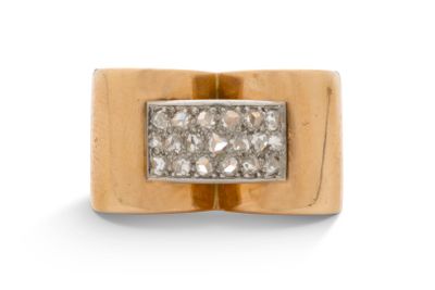 gros plan d'une bague en or avec des diamants sur fond blanc