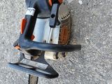 a chainsaw that is laying on the ground