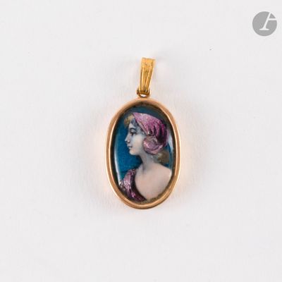 Un pendentif plaqué or représente une femme ovale portant un bandeau rose.