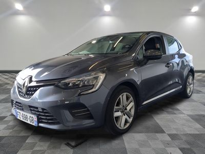 la voiture grise est garée dans le garage sur un sol en damier