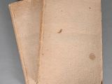 un vieux livre posé sur une table à côté d'une tasse de café