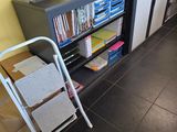 une étagère sur laquelle sont posés tout un tas de livres