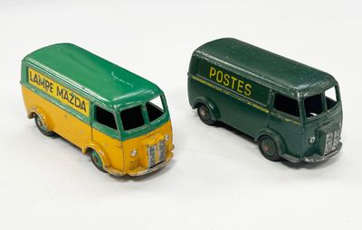 deux petits bus qui sont placés l'un à côté de l'autre