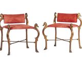 paire de chaises anciennes dont le dossier et les accoudoirs sont recouverts de velours rouge