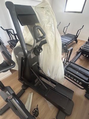 il y a de nombreux appareils de course dans la salle, recouverts d'un drap