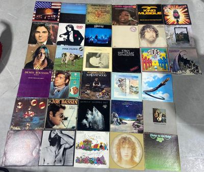 tout un tas d'albums différents, posés par terre les uns à côté des autres