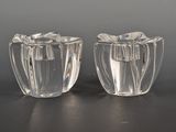 une paire de vases en verre transparent posés sur une surface noire