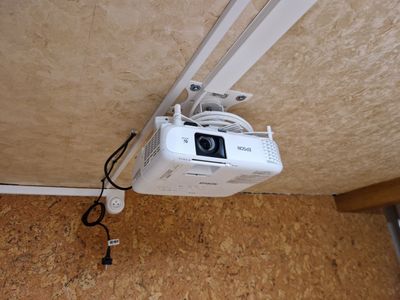 vue de dessus d'un projecteur fixé au mur