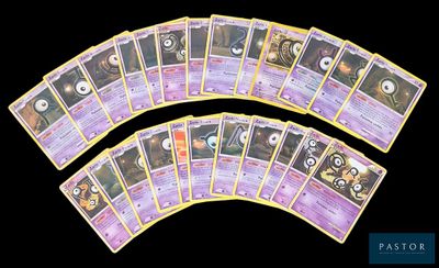 Plusieurs cartes Pokémon sont disposées sur une surface noire